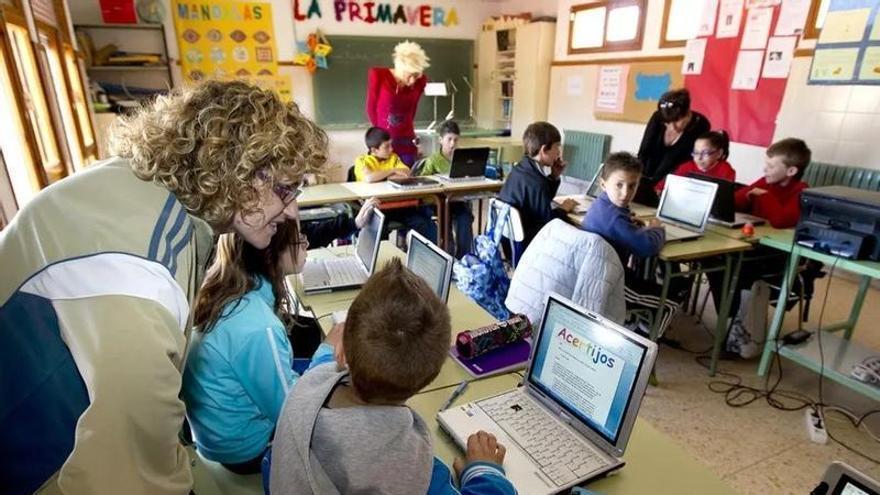 57 centros concertados extremeños reciben ayudas para financiar 118 monitores