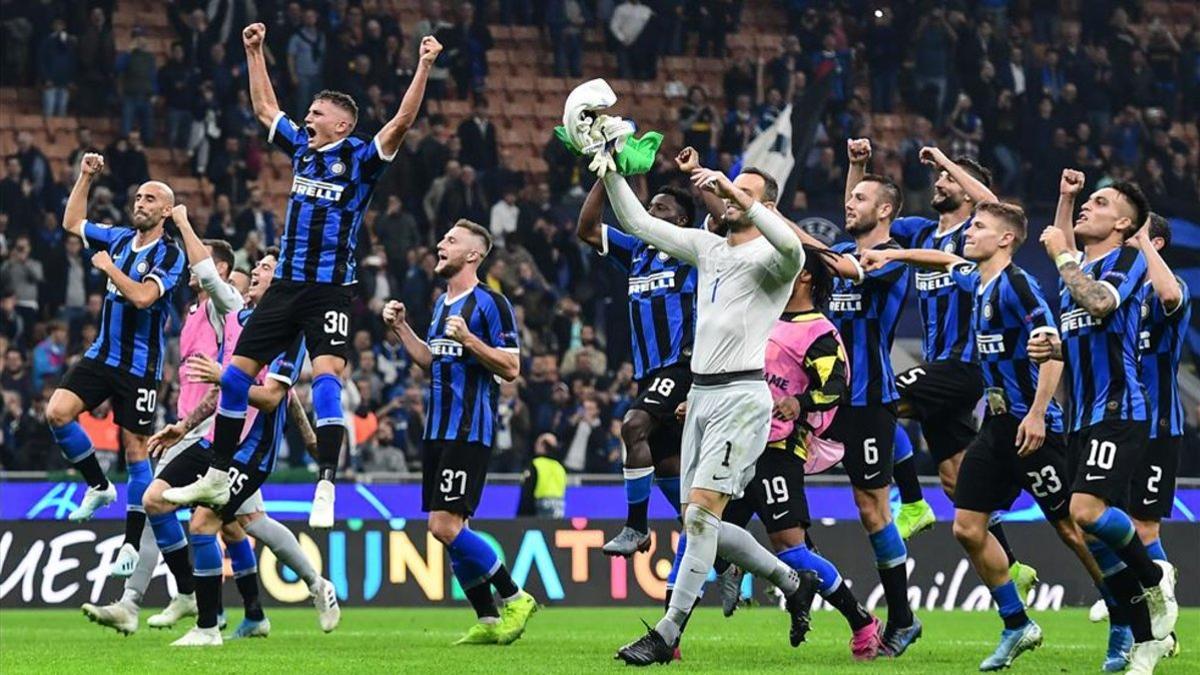 Los jugadores del Inter celebran un triunfo con su afición