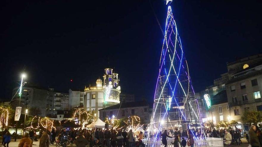 Encendido del árbol de Navidad en la plaza de AFerrería. // Rafa Vázquez