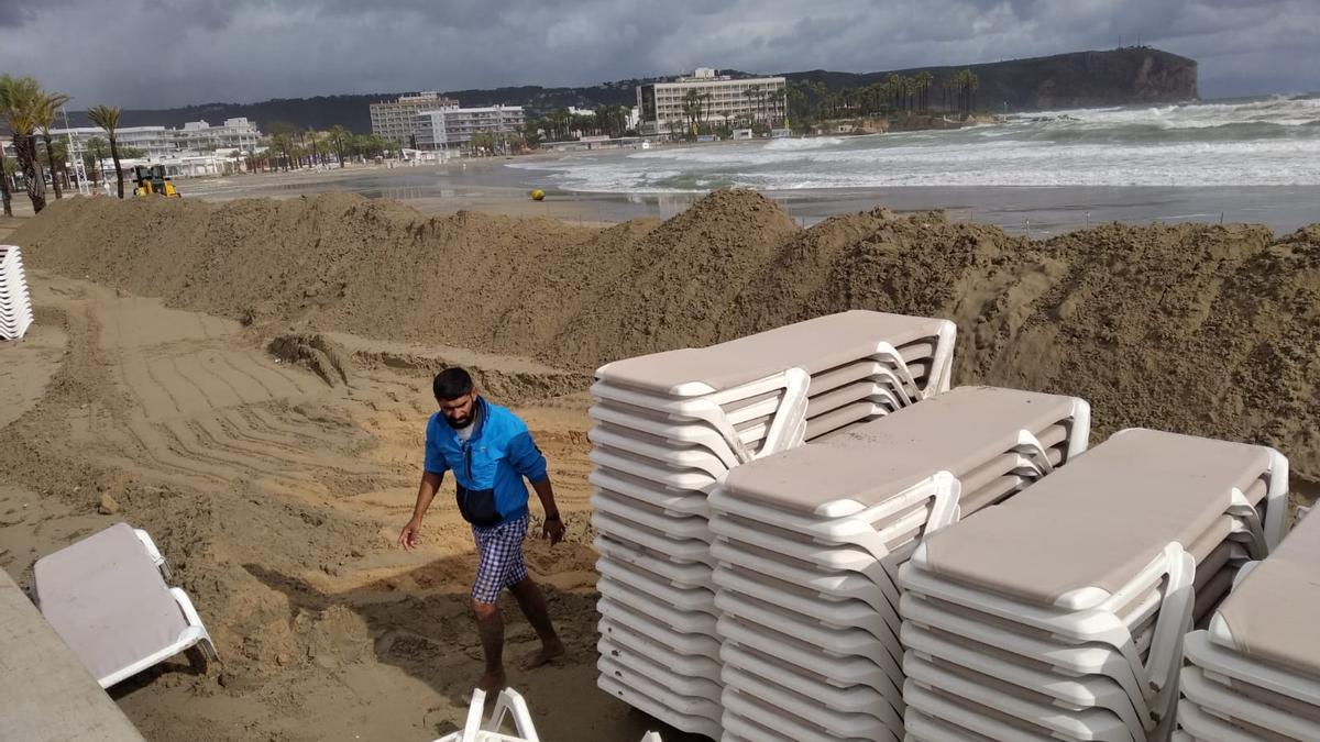 Imagen de archivo de diques de arena en la playa del Arenal de Xábia para protegerse de las marejadas