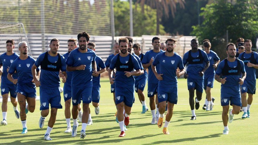 Los jugadores del Málaga CF,
durante una sesión en el 
campo de la Federación.  Álex Zea