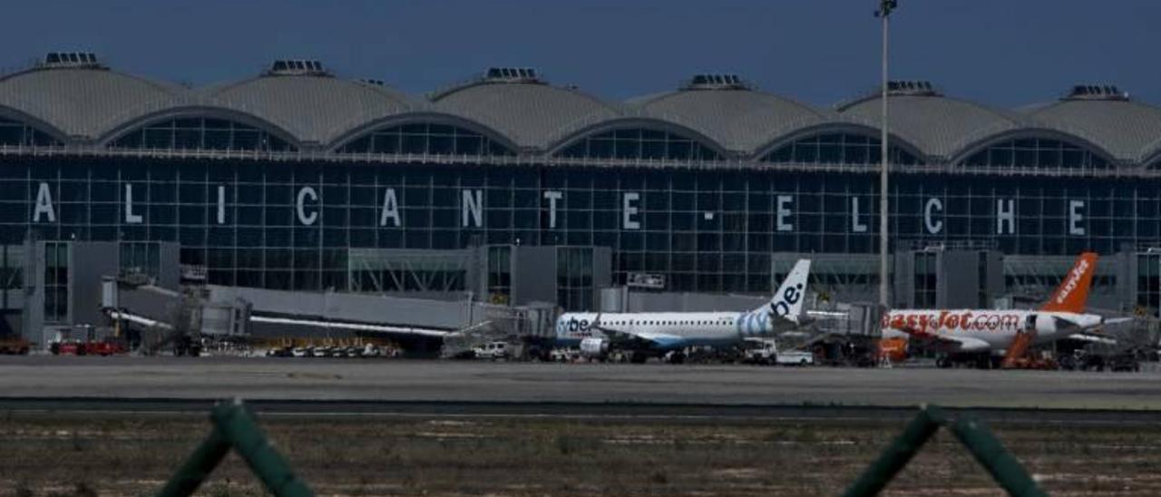 Otra batalla El nombre oficial del aeropuerto, sólo en castellano