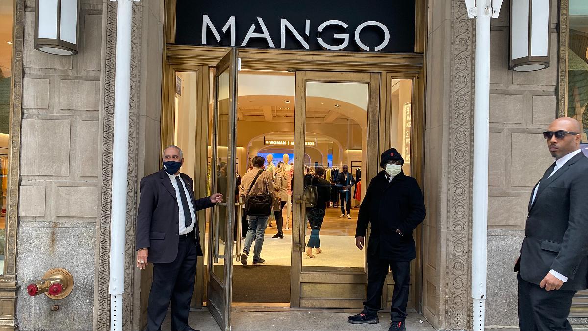 La puerta de la tienda de Mango en la Quinta Avenida de Nueva York.
