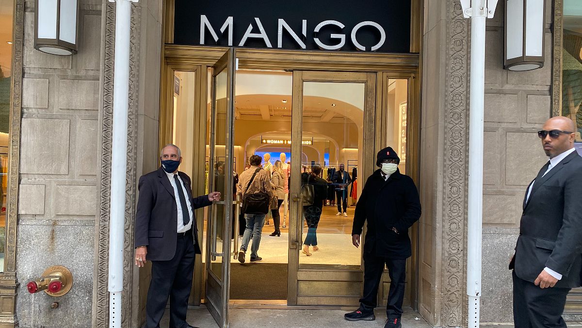 La puerta de la tienda de Mango en la Quinta Avenida de Nueva York.