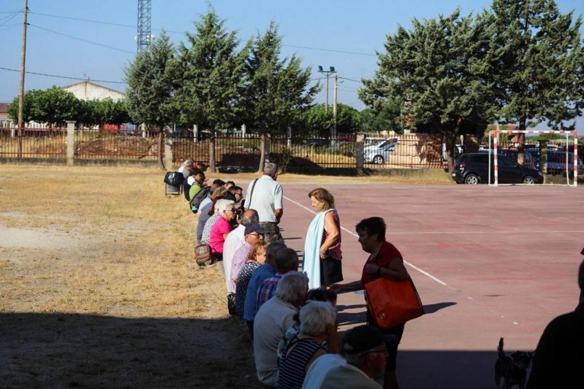 Más de 300 personas pasan la noche en los pabellones habilitados como albergue en Bermillo de Sayago