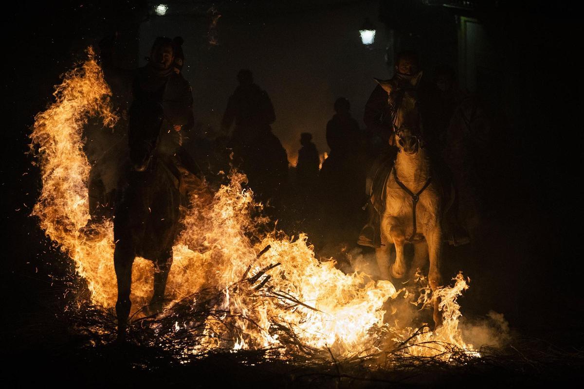 Luminarias incendia el pequeño pueblo de San Bartolomé de Pinares