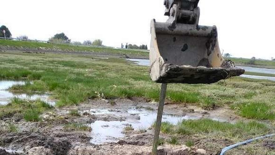 Reparación de la tubería que cruza bajo el agua, en el istmo. // FdV