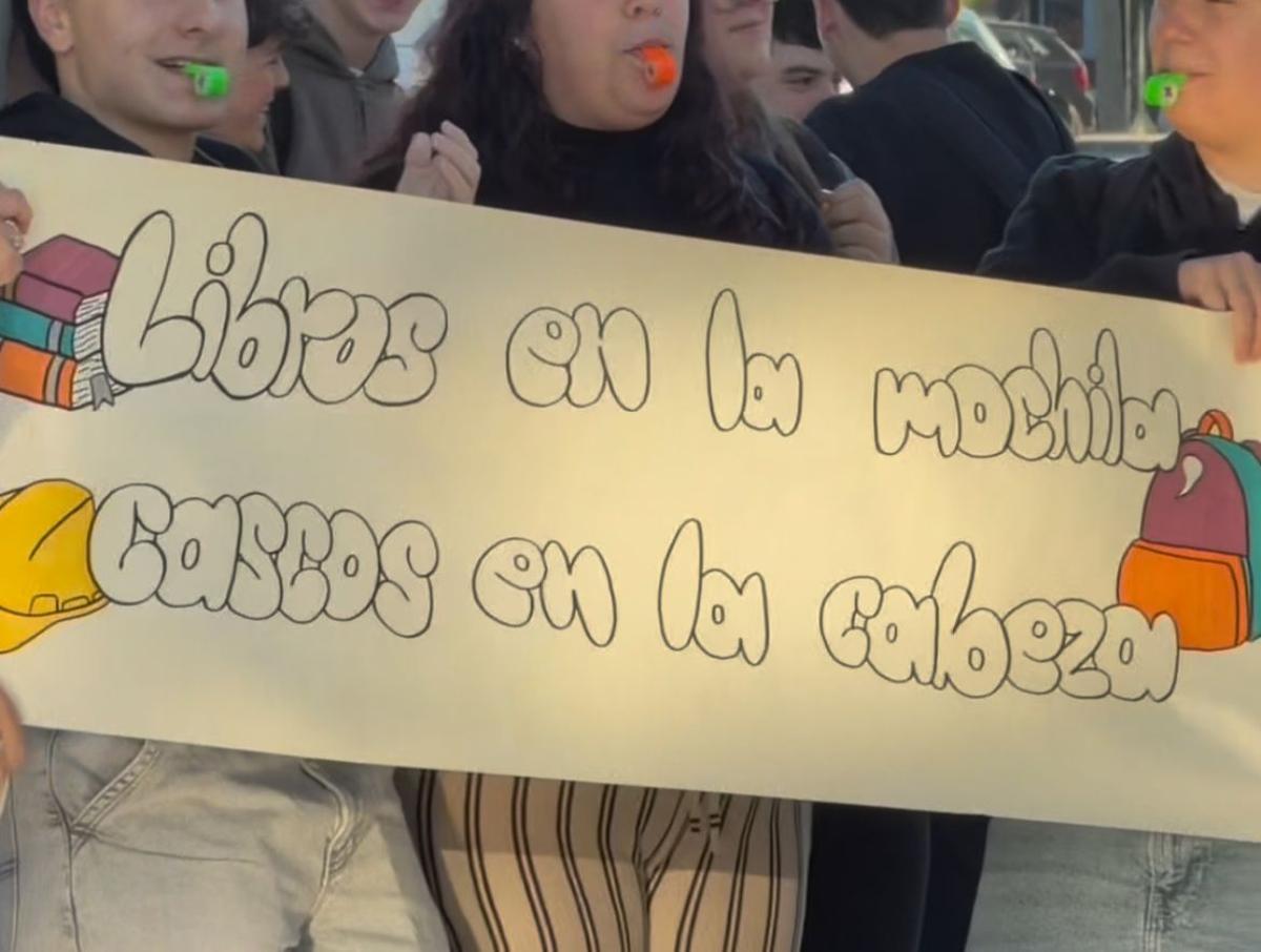 Protesta de los alumnos del Instituto Isaac Peral de Cartagena este miércoles