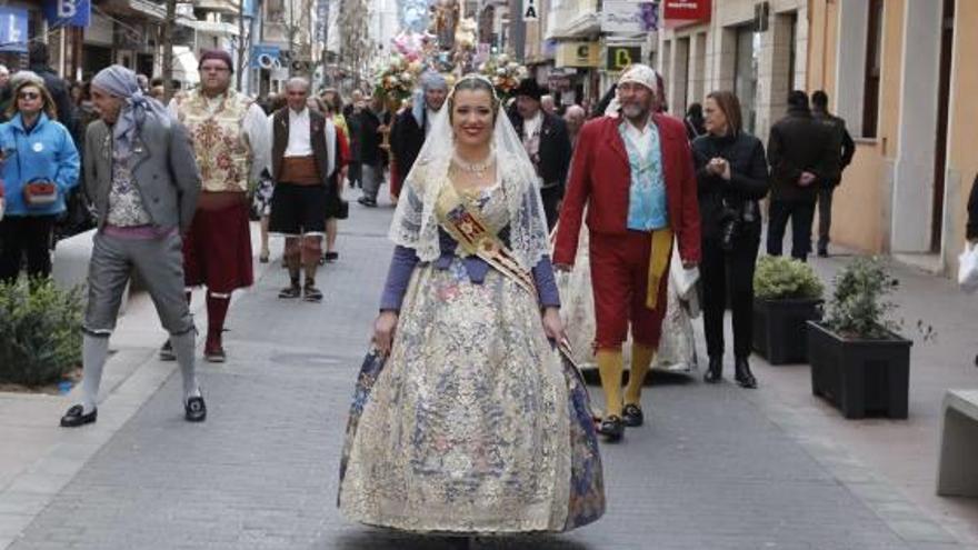 La fallera mayor Lourdes Burgos en la procesión de Sant Josep.