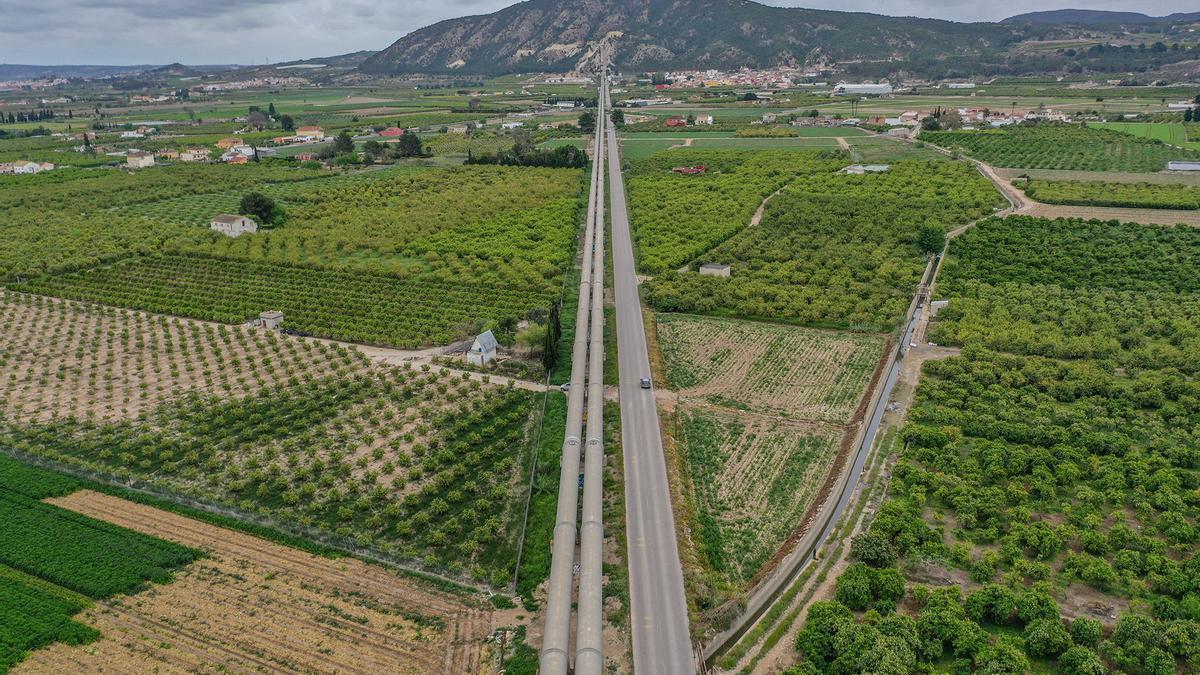 El sifón de Orihuela, los &quot;tubos&quot; del postrasvase que transportan el agua del Tajo desde Ojós (Murcia) al embalse de La Pedrera.