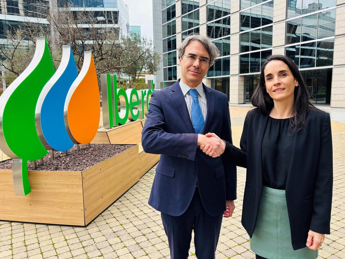 De izquierda a derecha, Tomás Azcárate, presidente de Marinas de España, y la responsable de Smart Cities de Iberdrola, Carmen López.