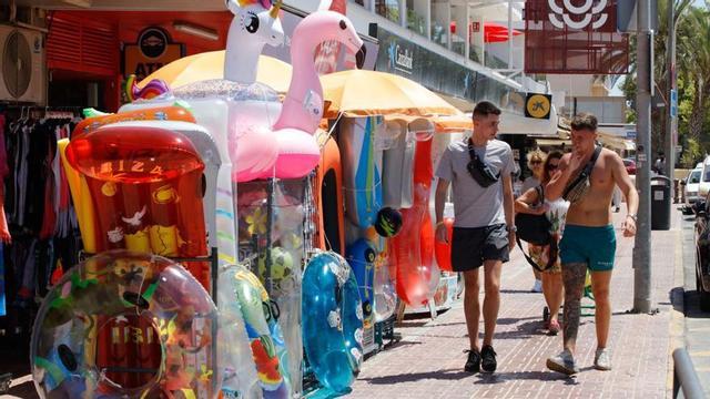 Turistas en una calle de Sant Antoni. | JUAN A. RIERA