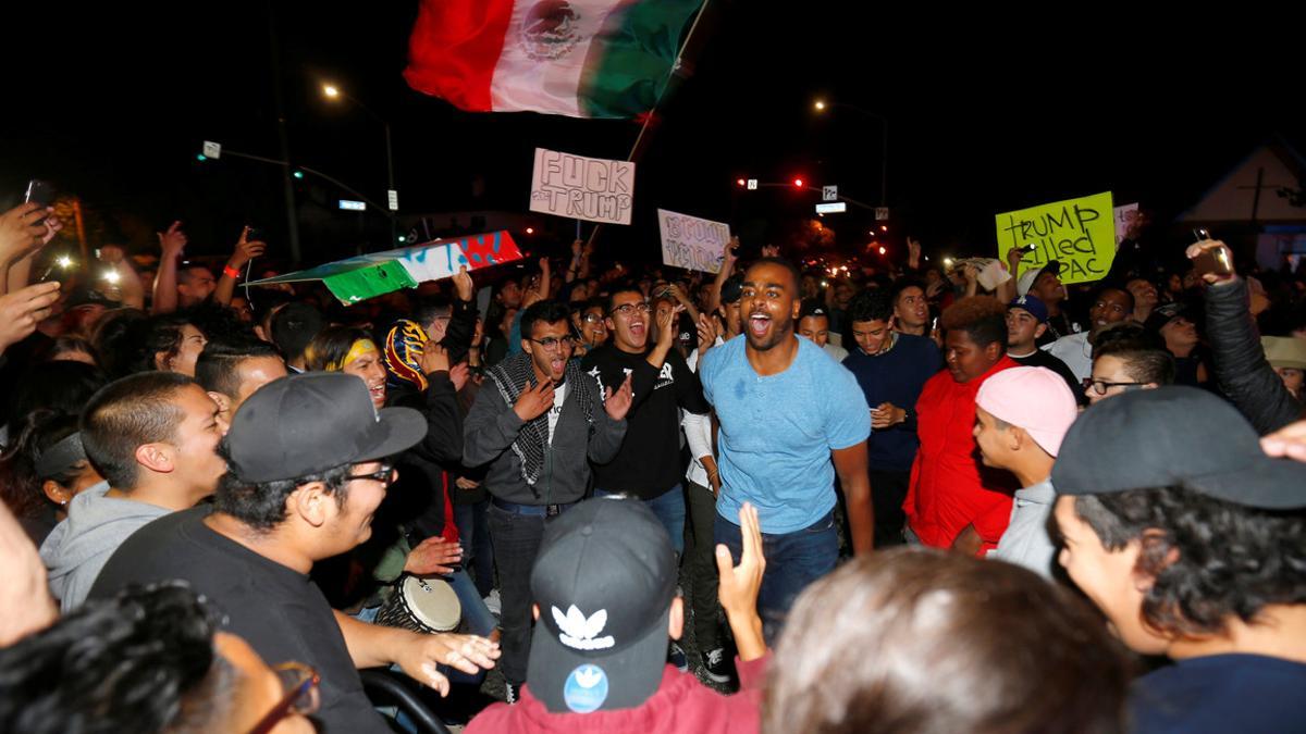 Manifestantes anti-Trump, anoche, en las calles de Costa Mesa.
