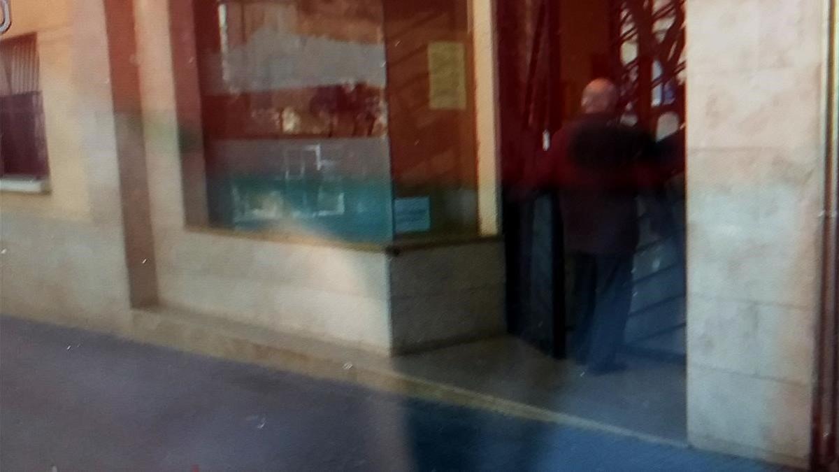 El rector de Constantí, de espaldas, entrando en el centro parroquial.