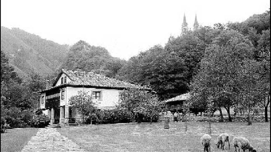 La casa «Les Llanes», con la basílica de Covadonga al fondo.