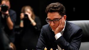 Fabiano Caruana, el gran favorito del Torneo de Candidatos, durante una partida del último Mundial frente a Magnus Carlsen.