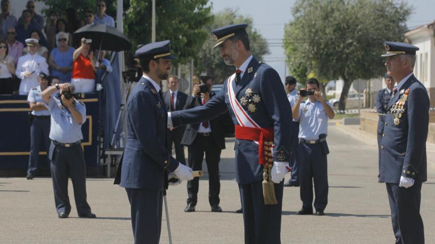 Felipe VI entrega a Sergio Santamaría su título.