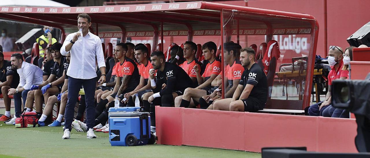 Reina, en el banquillo de los suplentes, ayer en Son Moix. | GUILLEM BOSCH