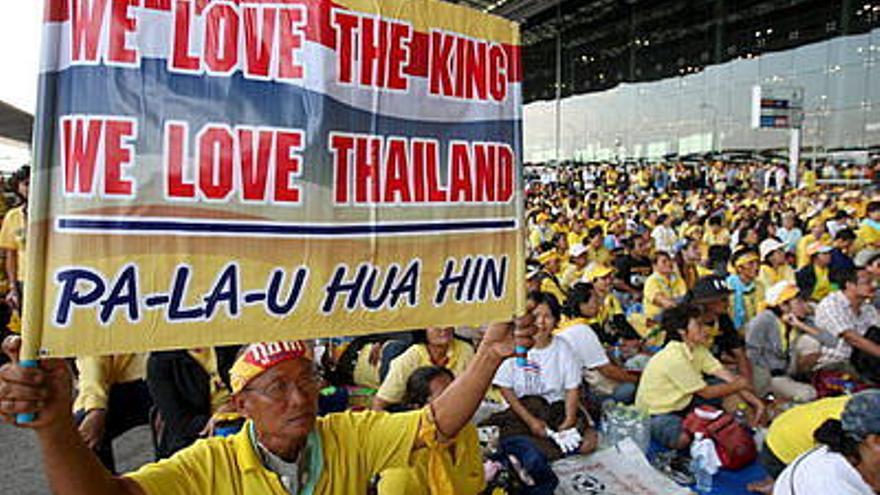 Manifestantes opositores al Gobierno  tomaron  el complejo a las afueras de la terminal del Aerorpuerto Internacional de Suvarnabhumi, en Bangkok