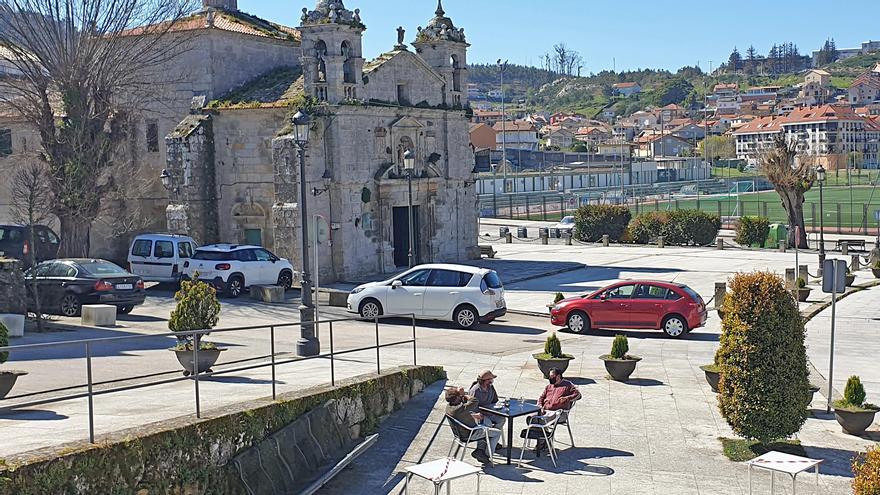 Terraza en el casco histórico de Baiona.