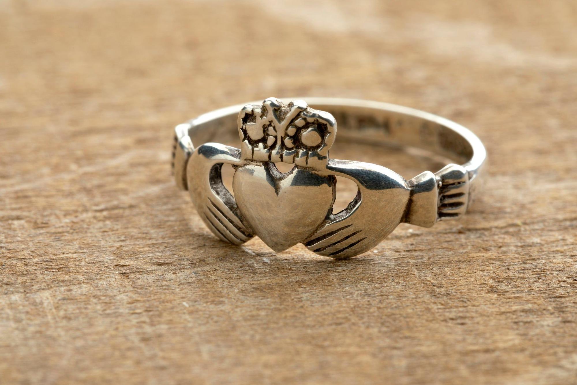 Por qué todos quieren el anillo de Claddagh, símbolo irlandés del amor? -  Viajar