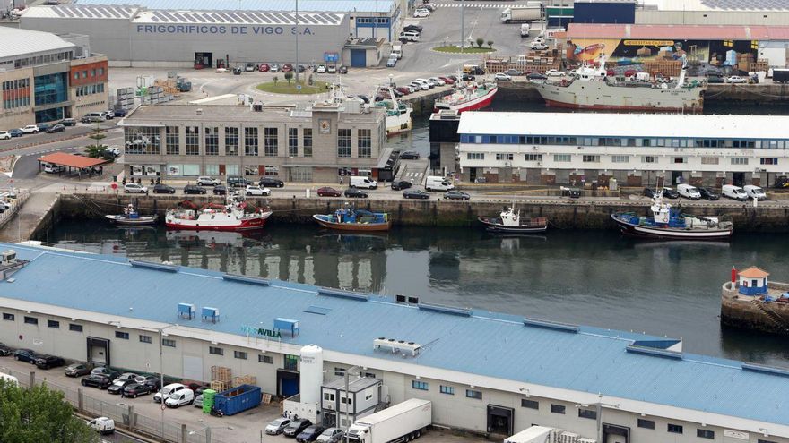 Barcos y empresas de pesca en el puerto de O Berbés el mes pasado.