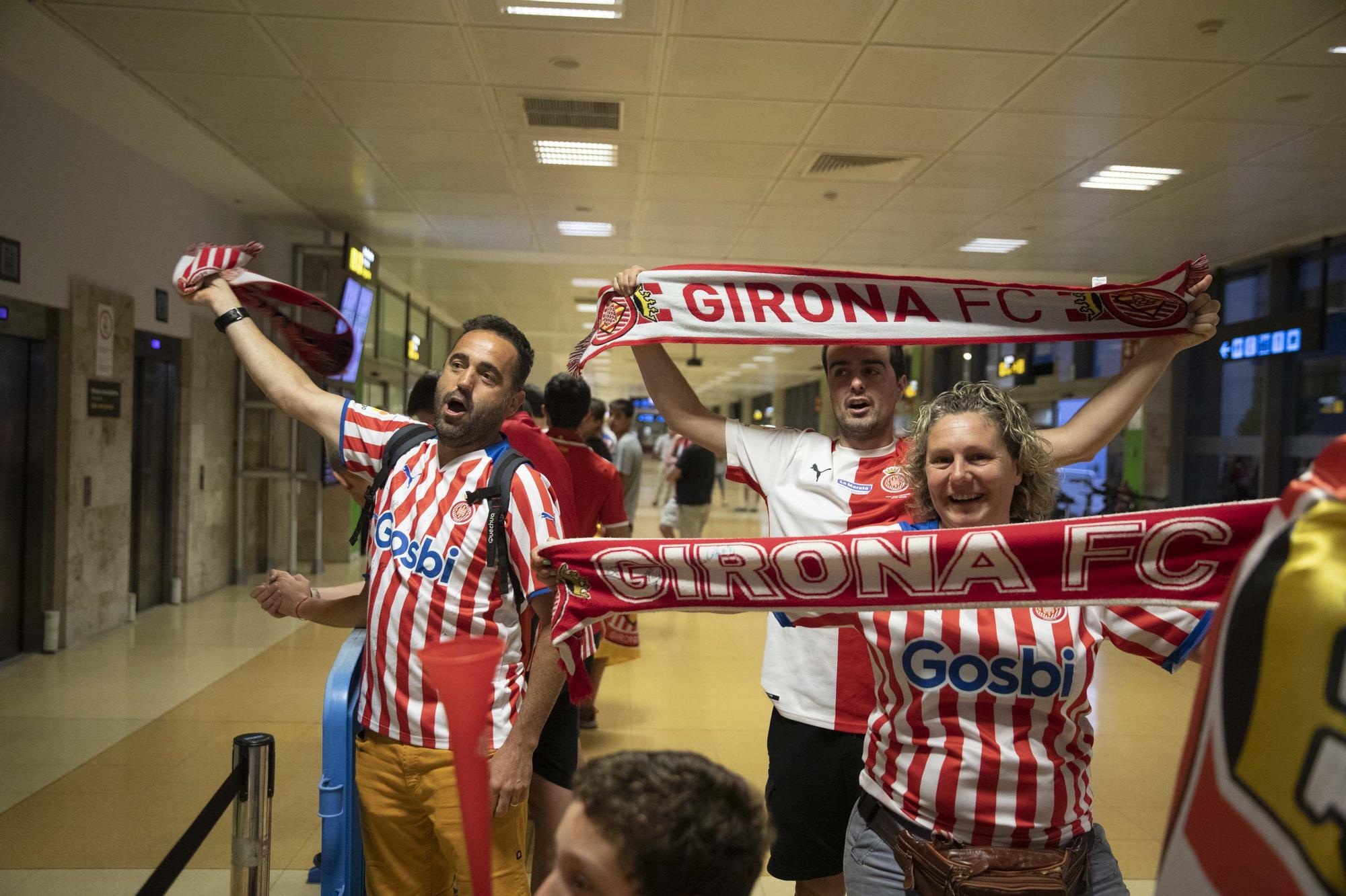 Els aficionats reben al Girona a l'aeroport