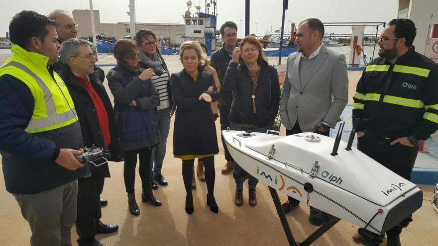 La consejera Martínez-Cachá presentó ayer un prototipo de los drones que se están diseñando para vigilar el Mar Menor.