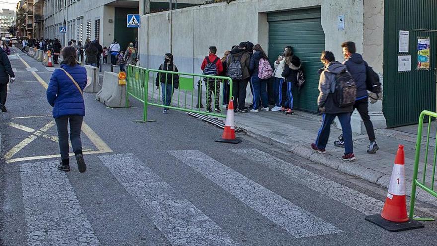 L&#039;amplada de vial per als cotxes s&#039;ha reduït amb l&#039;objectiu que la velocitat sigui més lenta