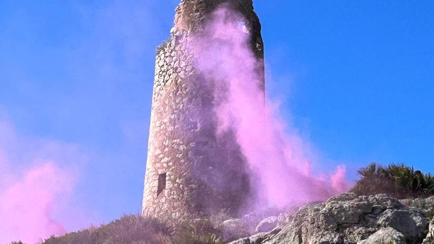 ¿Por qué sale humo de color de una emblemática torre del litoral de Castellón?
