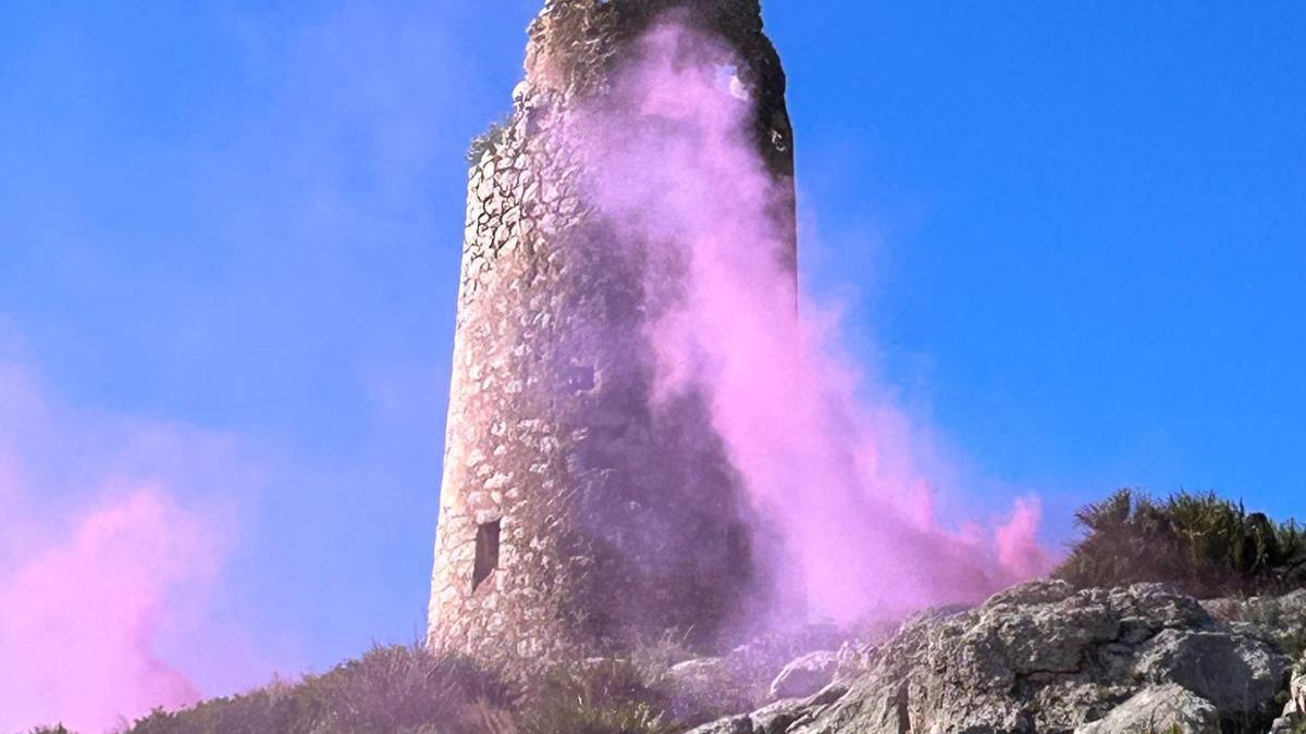 ¿Por qué sale humo de color de una emblemática torre del litoral de Castellón?