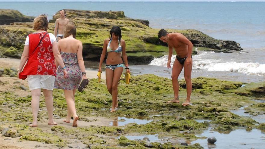 Turistas en la playa de Maspalomas.