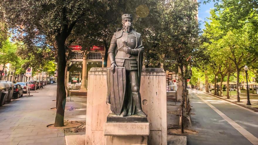 L&#039;estàtua del rei Pere III de Manresa segueix l&#039;exemple i duu posada una mascareta