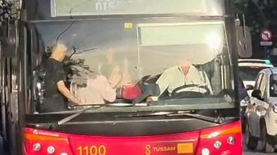Vídeo | Autobuses llenos y paradas colapsadas en el acceso al concierto de Alejandro Sanz en Sevilla: "Van llenos y no abren puertas"