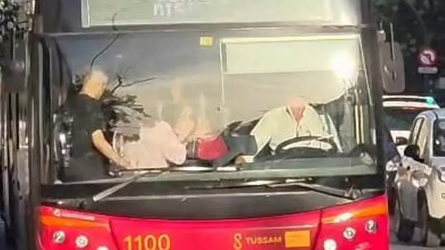 Vídeo | Autobuses llenos y paradas colapsadas en el acceso al concierto de Alejandro Sanz en Sevilla: "Van llenos y no abren puertas"