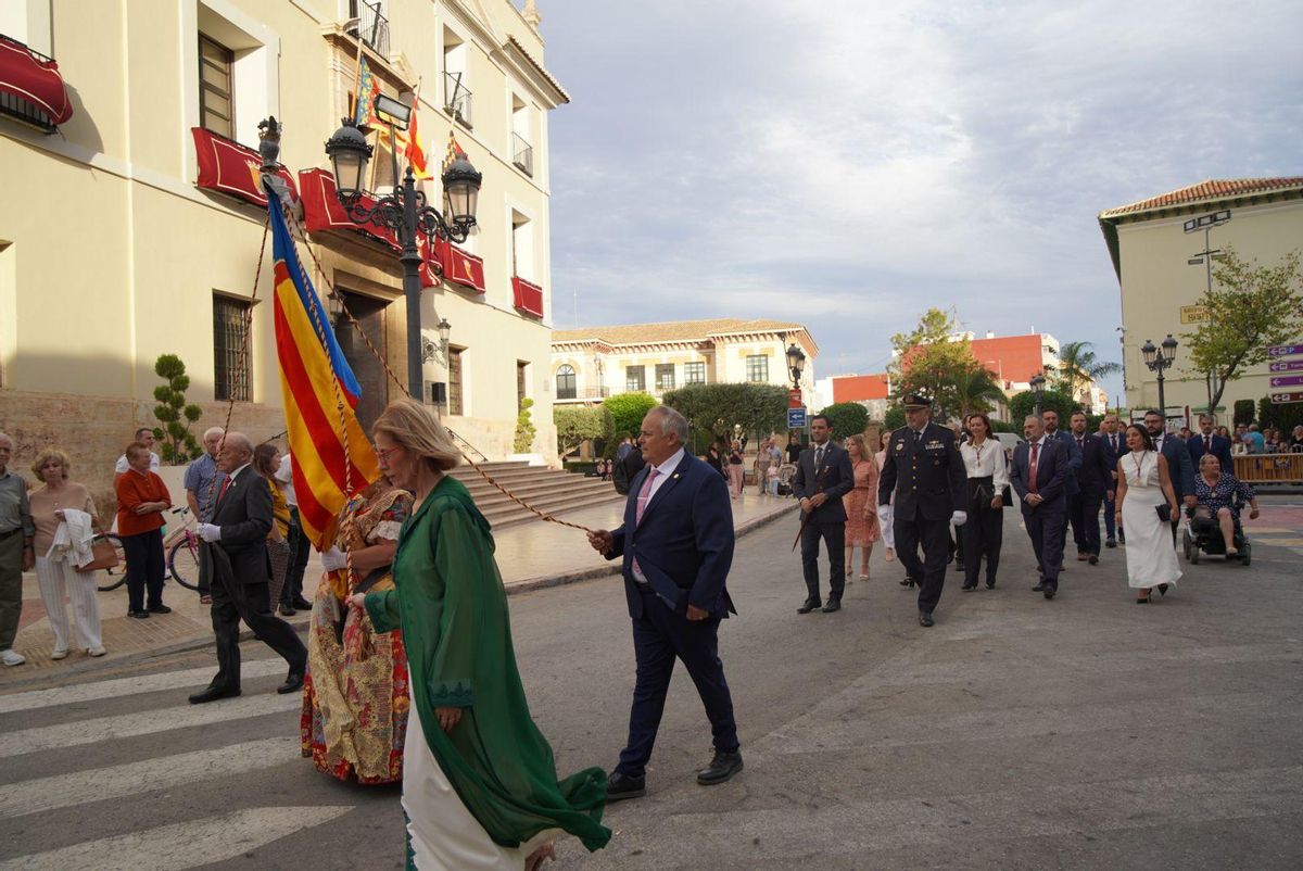 La Real Senyera recorre las calles de Paterna durante la procesión cívica.