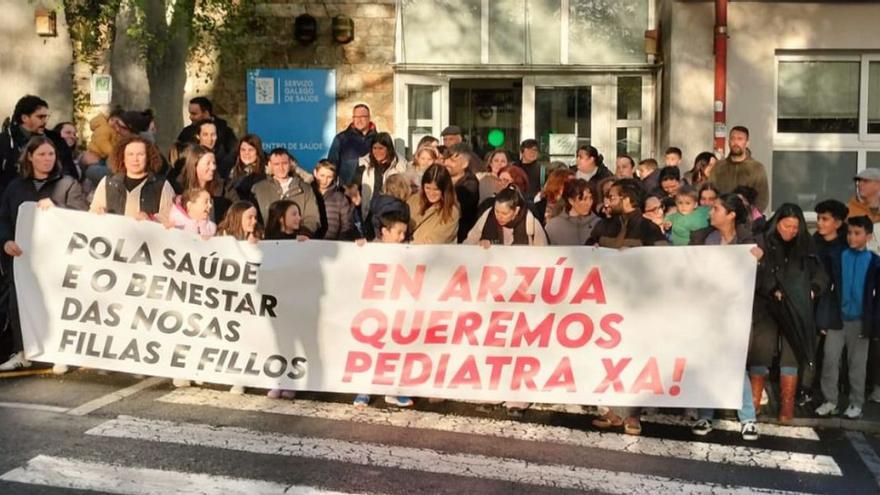 Veciños de Arzúa reclaman “uns servizos dignos de pediatría” no seu centro de saúde