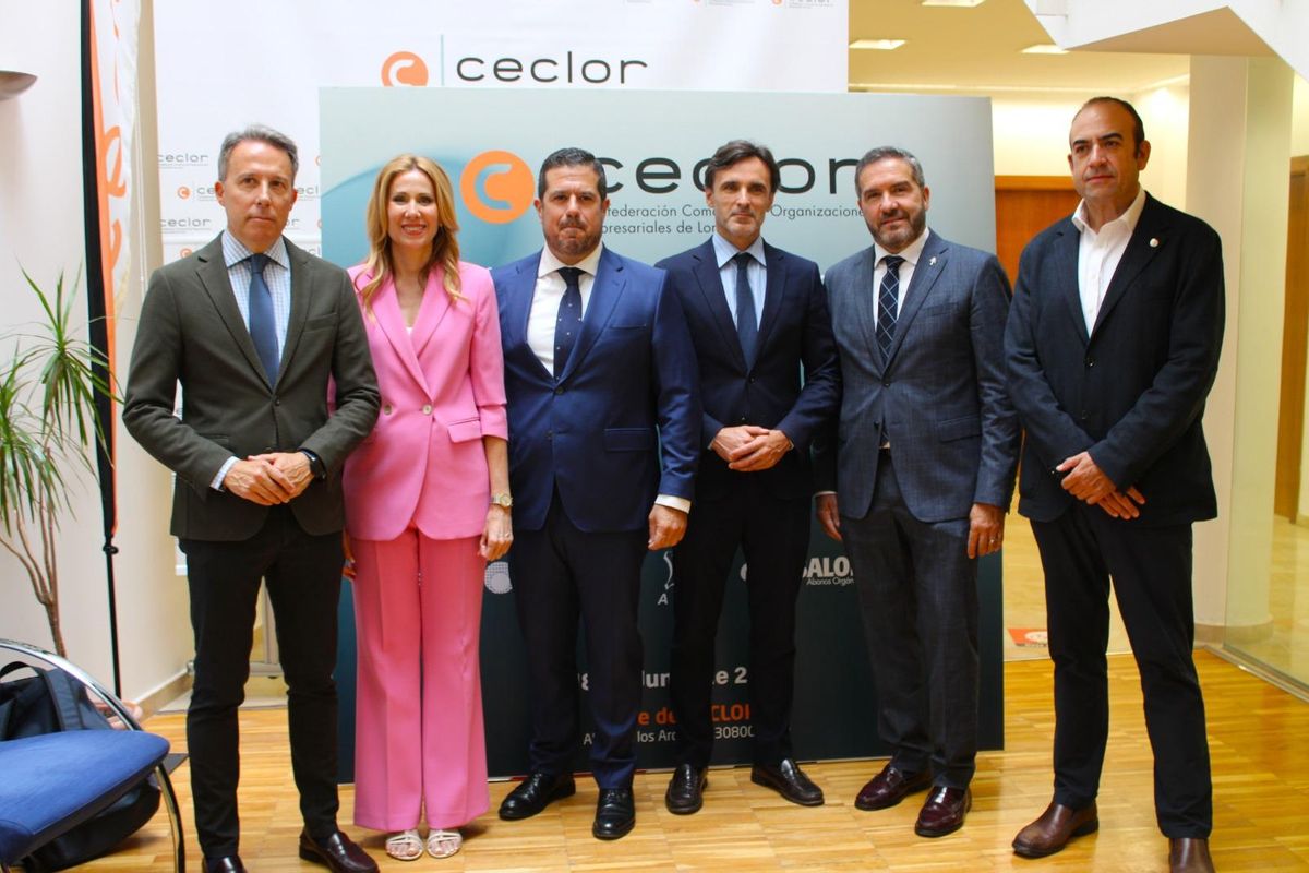 Los consejeros de Empresa y Fomento y el presidente de CROEM participaban en el encuentro.
