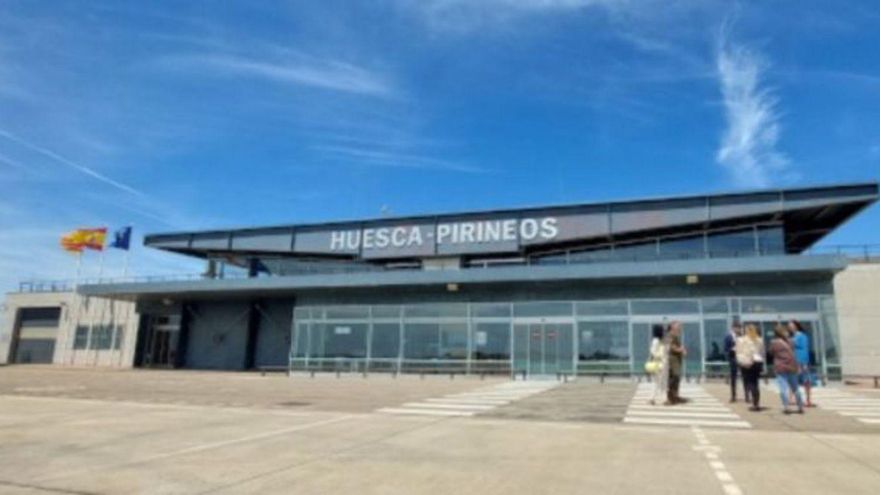 La delegación consistorial en el exterior del aeropuerto. | AYUNTAMIENTO DE HUESCA