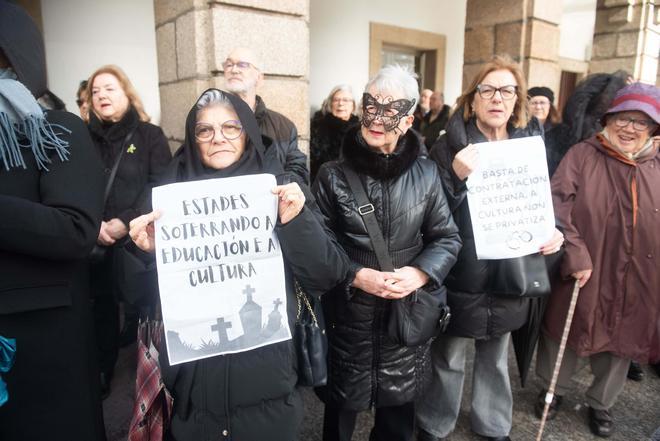 Usuarios y trabajadores del programa Lecer de A Coruña simbolizan su muerte en el Miércoles de Ceniza