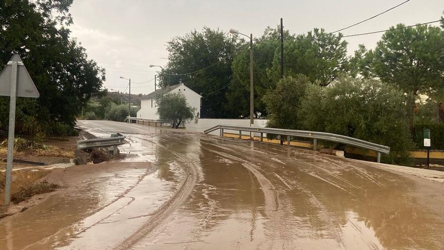 Carretera abnegada en Puente Genil.