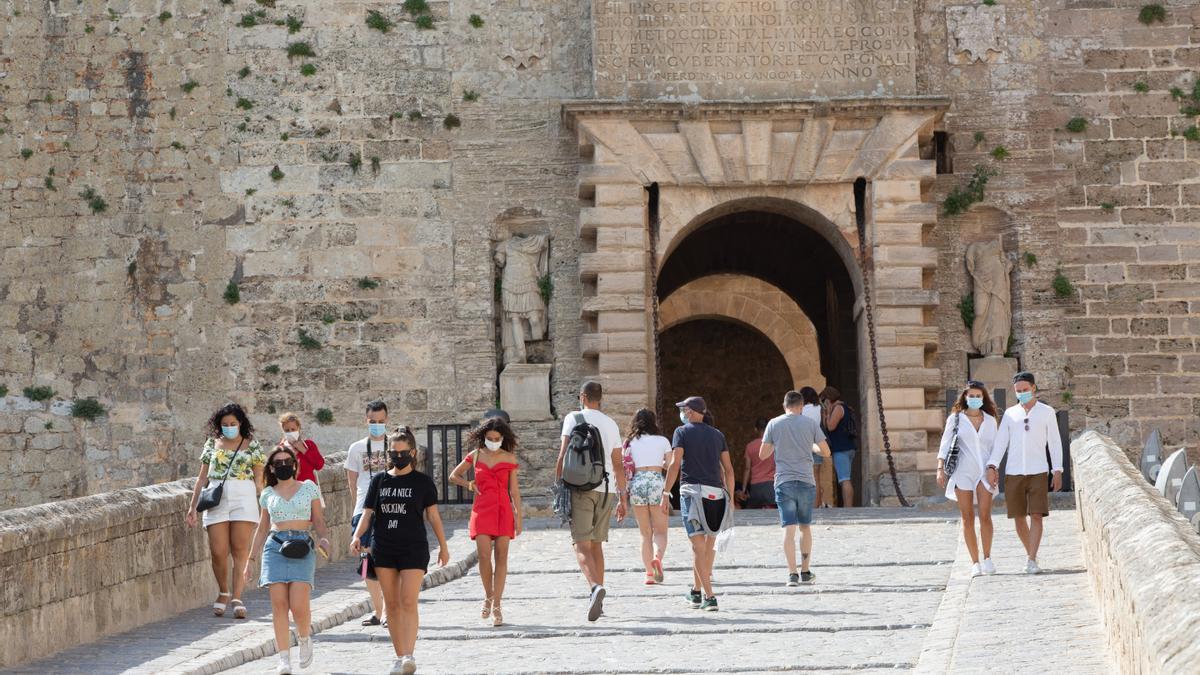 Turistas en el acceso a Dalt Vila por el Rastrillo.