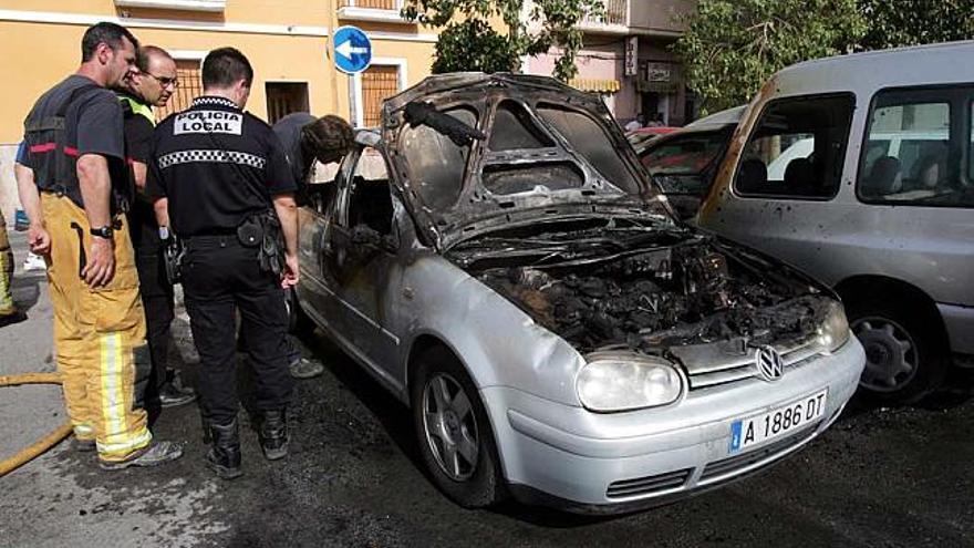 El fuego calcina un coche en El Raval