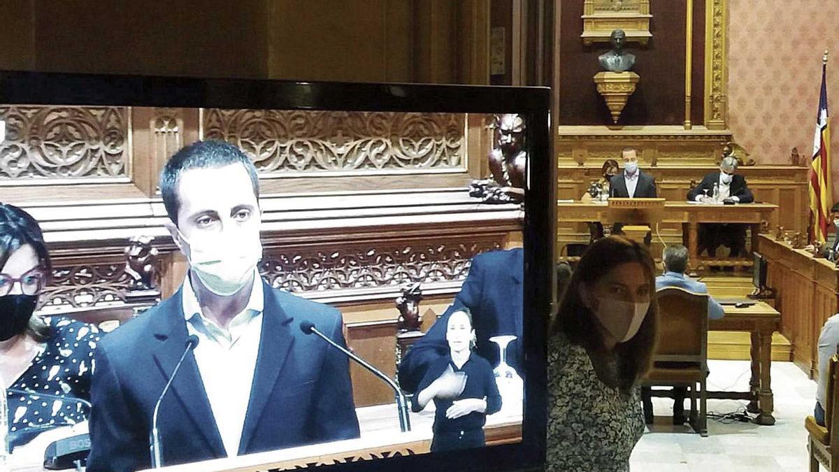 Llorenç Galmés, portavoz insular del PP, durante su crítica intervención en el debate de ayer.