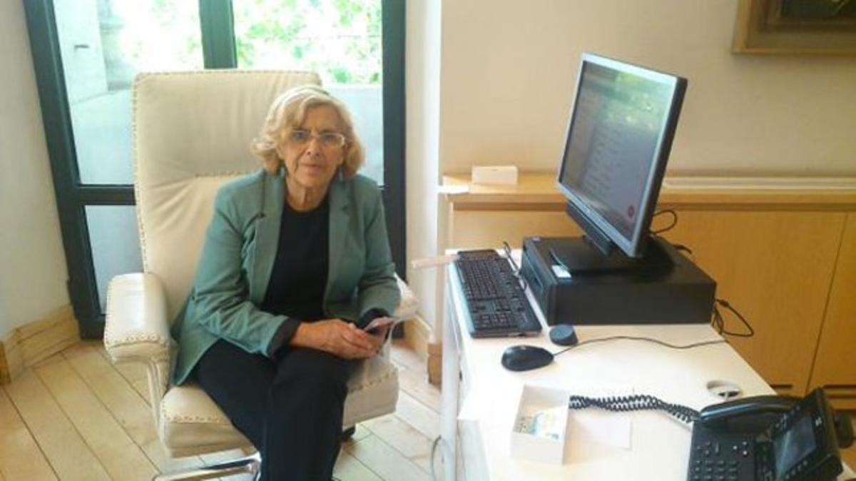 Manuela Carmena, al seu despatx com a nova alcaldessa. Manuela Carmena, al seu despatx com a nova alcaldessa.