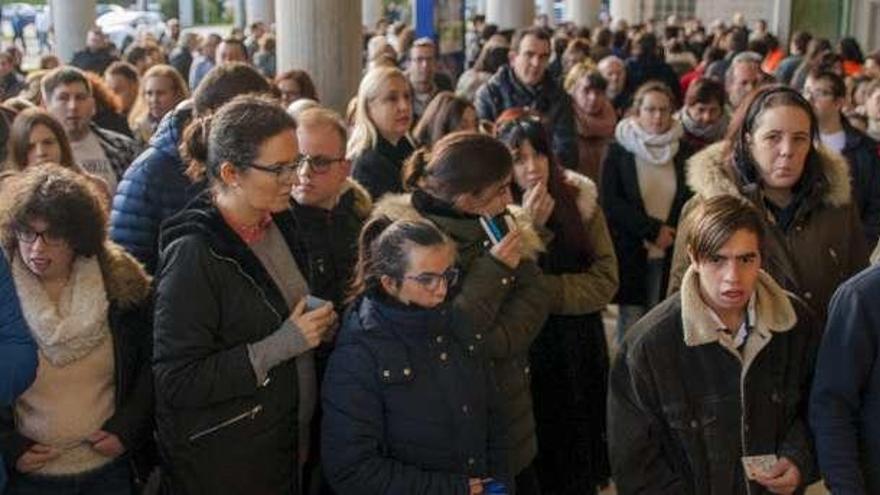 Opositores con discapacidad intelectual, ayer, esperando para entrar al examen. // Bernabé/Ana Agra