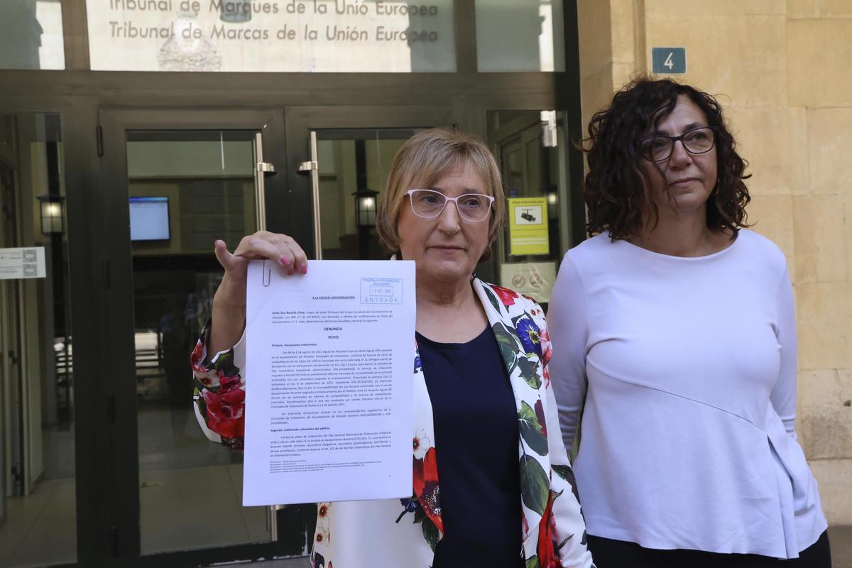 La portavoz del grupo municipal socialista en el Ayuntamiento, Ana Barceló, y su adjunta, Trini Amorós, el día que interpusieron la denuncia enn la Fiscalía.