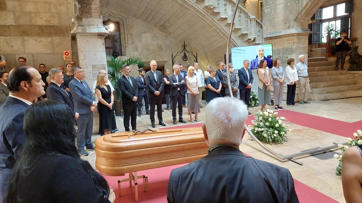 Llega el féretro de Santiago Grisolía al Palau de la Generalitat