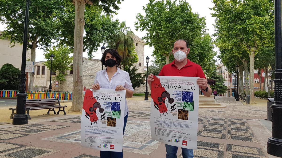 La concejal de cultura Mamen Beato con Acángel Bedmar.