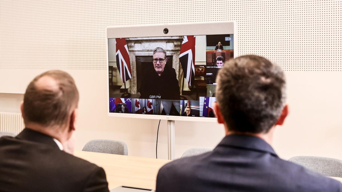 El primer ministro británico, Keir Starmer, en la pantalla durante la reunión virtual de la "coalición de voluntarios" para Ucrania de este jueves.